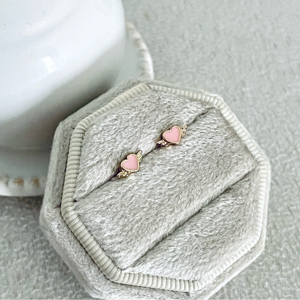 Wing hearts stud earrings